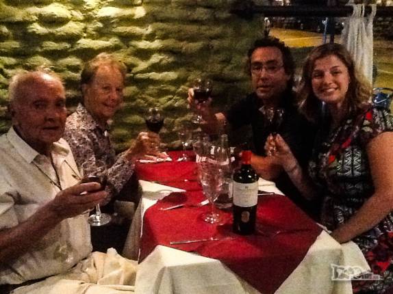 Celebrando com um legítimo vinho uruguaio da uva tannat a chegada dos pais do Rodrigo, o Joca e a Ixa, a Montevideo, capital do país